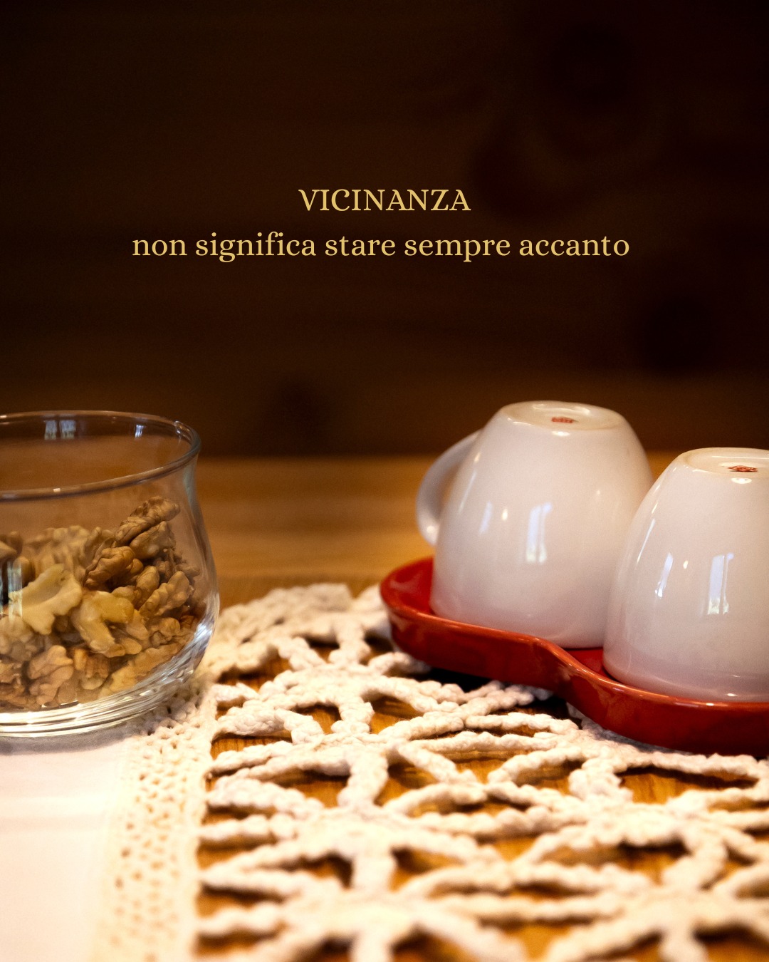 𝗟𝗮 𝘃𝗶𝗰𝗶𝗻𝗮𝗻𝘇𝗮, 𝗾𝘂𝗶, 𝗻𝗼𝗻 𝗲̀ 𝗺𝗮𝗶 𝘀𝘁𝗮𝘁𝗮 𝘂𝗻𝗮 𝗾𝘂𝗲𝘀𝘁𝗶𝗼𝗻𝗲 𝗱𝗶 𝗱𝗶𝘀𝘁𝗮𝗻𝘇𝗮 𝗳𝗶𝘀𝗶𝗰𝗮.Tra queste montagne, lo spazio ha insegnato una cosa semplice:le cose davvero vicine sono spesso quelle che sanno rispettarsi.Stare affiancate, senza invadersi.Condividere il tempo, senza occuparlo.Come alberi che crescono uno accanto all’altro:le radici si intrecciano sotto terra,ma ognuno mantiene il proprio respiro.Accogliere, qui, non significa intrattenere.Non significa riempire ogni momento,né costruire un’ospitalità che chiede attenzione continua.Significa offrire una possibilità:quella di stare vicini senza doversi spiegare,senza dover riempire a tutti i costi lo spazio tra uno e l’altro.Ci sono coppie che attraversano queste stanzee scoprono silenzi che non pesano.Amici che siedono nello stesso spazio,ognuno immerso nel proprio tempo.Famiglie che camminano fianco a fianco,senza bisogno di parole.Qui la vicinanza vera non chiede nulla.Permette.Permette a ognuno di essere presente a modo suo.E in questo spazio lasciato libero,accade qualcosa di inatteso:ci si sente più connessi.Forse è per questo che, quando si va via,qualcuno dice:“Qui ci siamo ritrovati.”Non perché sia stato organizzato qualcosa di speciale.Ma perché è stato lasciato spazio.Spazio per stare vicininel modo che, a volte,si dimentica essere possibile.Leggero.Senza peso.Senza aspettative.💬 𝙄𝙣 𝙦𝙪𝙖𝙡𝙞 𝙨𝙥𝙖𝙯𝙞 𝙙𝙚𝙡𝙡𝙖 𝙩𝙪𝙖 𝙫𝙞𝙩𝙖 𝙨𝙚𝙣𝙩𝙞 𝙦𝙪𝙚𝙨𝙩𝙖 𝙨𝙩𝙚𝙨𝙨𝙖 𝙫𝙞𝙘𝙞𝙣𝙖𝙣𝙯𝙖?#MaisonDuTatà #AccoglienzaAutentica #LussoDiscreto #Vicinanza#SpazioCheAccoglie #RelazioniAutentiche #TempoLento #silenziochecura #ValleDAosta #MontagnaCheAccoglie @francesca_alti_photo