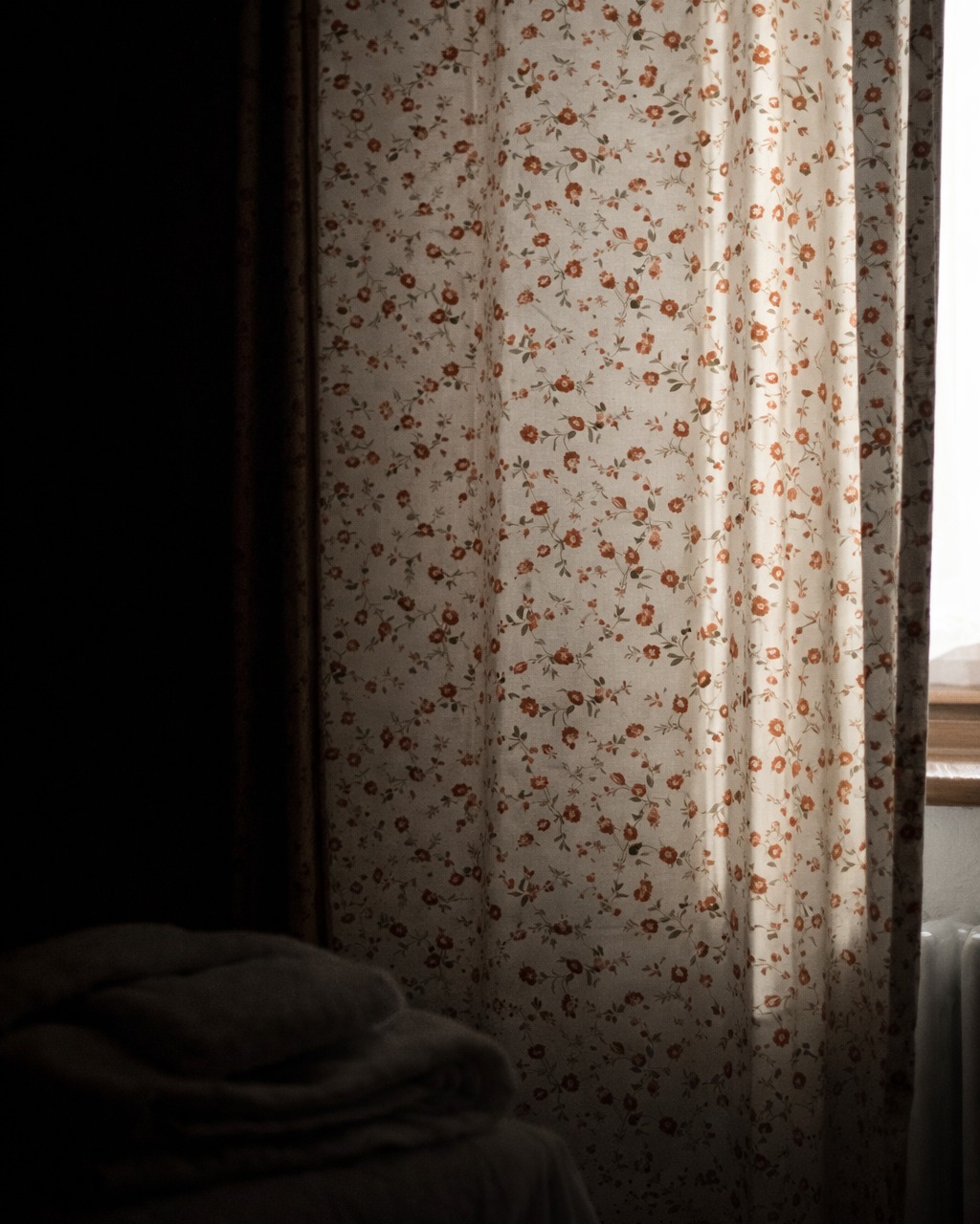 𝐐𝐮𝐢 𝐧𝐨𝐧 𝐬𝐢 𝐯𝐞𝐝𝐞 𝐜𝐨𝐬𝐚 𝐞̀ 𝐬𝐭𝐚𝐭𝐨 𝐟𝐚𝐭𝐭𝐨.𝐒𝐢 𝐢𝐧𝐭𝐮𝐢𝐬𝐜𝐞 𝐜𝐡𝐞 𝐪𝐮𝐚𝐥𝐜𝐨𝐬𝐚 𝐞̀ 𝐬𝐮𝐜𝐜𝐞𝐬𝐬𝐨.Un piano è pronto.Una tavola è apparecchiata.Gli oggetti sono al loro posto,come dopo un gesto che non ha avuto bisogno di essere raccontato.Qui il fare non è mai in scena.Resta nei dettagli.Nell’ordine imperfetto.Nel tempo che è passatoe ha lasciato una traccia leggera.È un fare silenzioso.Condiviso.Che non chiede attenzione.Qui il fare non ha bisogno di essere mostrato.Basta che resti.💬 𝑺𝒂𝒍𝒗𝒂 𝒒𝒖𝒆𝒔𝒕𝒐 𝒑𝒐𝒔𝒕 𝒔𝒆 𝒂𝒎𝒊 𝒈𝒍𝒊 𝒔𝒑𝒂𝒛𝒊 𝒄𝒉𝒆 𝒓𝒂𝒄𝒄𝒐𝒏𝒕𝒂𝒏𝒐𝒔𝒆𝒏𝒛𝒂 𝒔𝒑𝒊𝒆𝒈𝒂𝒓𝒆.#MaisonDuTatà #AccoglienzaAutentica #LussoDiscreto #InterniVissuti #CasaCheAccoglie #AbitareConCura #FareInsieme #GestiSilenziosi #CuraCondivisa #SpaziCheRaccontano #TempoCheResta #AostaValley #ValleDAosta