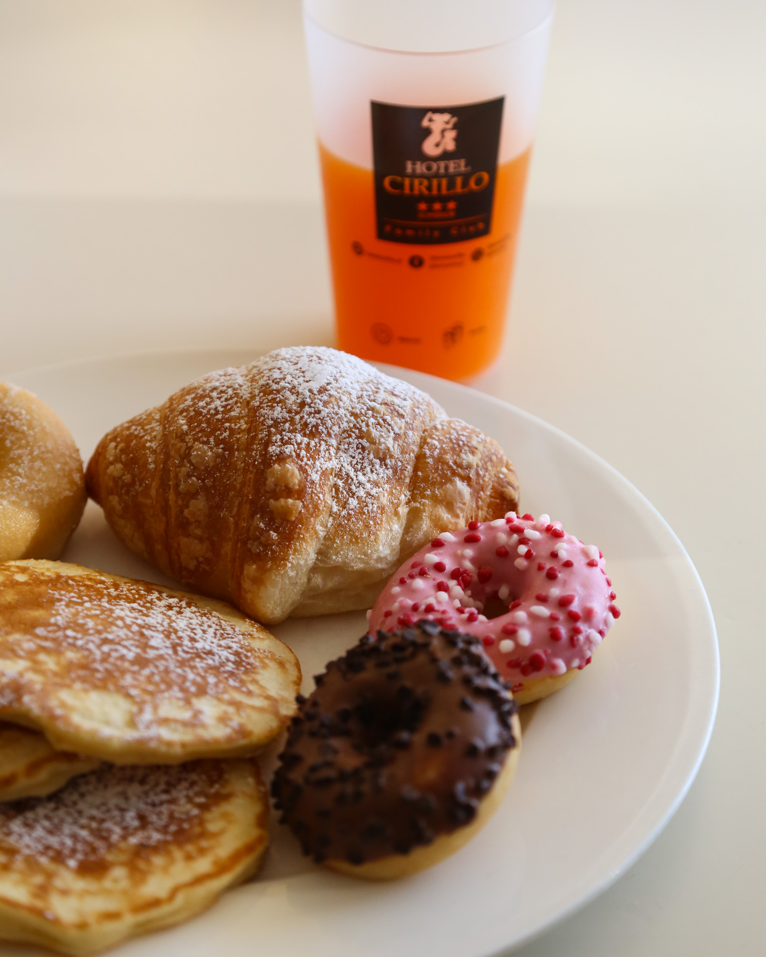 La colazione che coccola ❤️
Pancake, cornetto, ciambelle… sì, sappiamo come farti alzare dal letto senza snooze.
Tu porta l’appetito, noi aggiungiamo lo zucchero a velo e un bel bicchiere di succo d’arancia. Avviso ai golosi: qui la dieta prende le ferie.😁
Guarda le nostre 𝐨𝐟𝐟𝐞𝐫𝐭𝐞 sul sito => hotelcirillo.it
.
#colazioni #vacanza #breakfasttime #allinclusivehotel #hotelabruzzo
