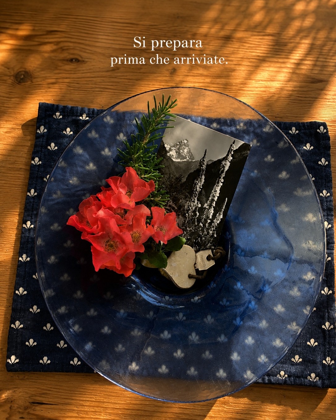 𝐋𝐚 𝐦𝐚𝐠𝐠𝐢𝐨𝐫 𝐩𝐚𝐫𝐭𝐞 𝐝𝐞𝐥𝐥𝐞 𝐜𝐨𝐬𝐞 𝐢𝐦𝐩𝐨𝐫𝐭𝐚𝐧𝐭𝐢 𝐚𝐜𝐜𝐚𝐝𝐞 𝐪𝐮𝐚𝐧𝐝𝐨 𝐧𝐞𝐬𝐬𝐮𝐧𝐨 𝐠𝐮𝐚𝐫𝐝𝐚.Un letto preparato con calma.Un asciugamano steso al sole.I fiori del giardino che vengono curati ogni giorno.Le chiavi pronte prima ancora che qualcuno arrivi..Sono gesti piccoli.Quasi invisibili.Eppure sono quelli che costruiscono l'atmosfera di una casa..A Maison du Tatà non abbiamo mai pensato all'ospitalità come a un servizio.L'abbiamo sempre vissuta come una forma di attenzione.Un modo di prendersi cura..Forse è per questo che alcuni ospiti, quando ripartono, dicono di essersi sentiti a casa.Non per quello che hanno trovato.Ma per come si sono sentiti accolti.𝑸𝒖𝒂𝒍 𝒆̀ 𝒊𝒍 𝒈𝒆𝒔𝒕𝒐 𝒅𝒊 𝒄𝒖𝒓𝒂 𝒄𝒉𝒆 𝒕𝒊 𝒇𝒂 𝒔𝒆𝒏𝒕𝒊𝒓𝒆 𝒔𝒖𝒃𝒊𝒕𝒐 𝒂 𝒄𝒂𝒔𝒂?#maisondutatà #cura #ospitalitàautentica #tempolento #lussodiscreto#silenziochecura #casalontanodacasa #curadeidettagli #vitadimontagna#valledaosta #anteysaintandré #slowlivingitalia