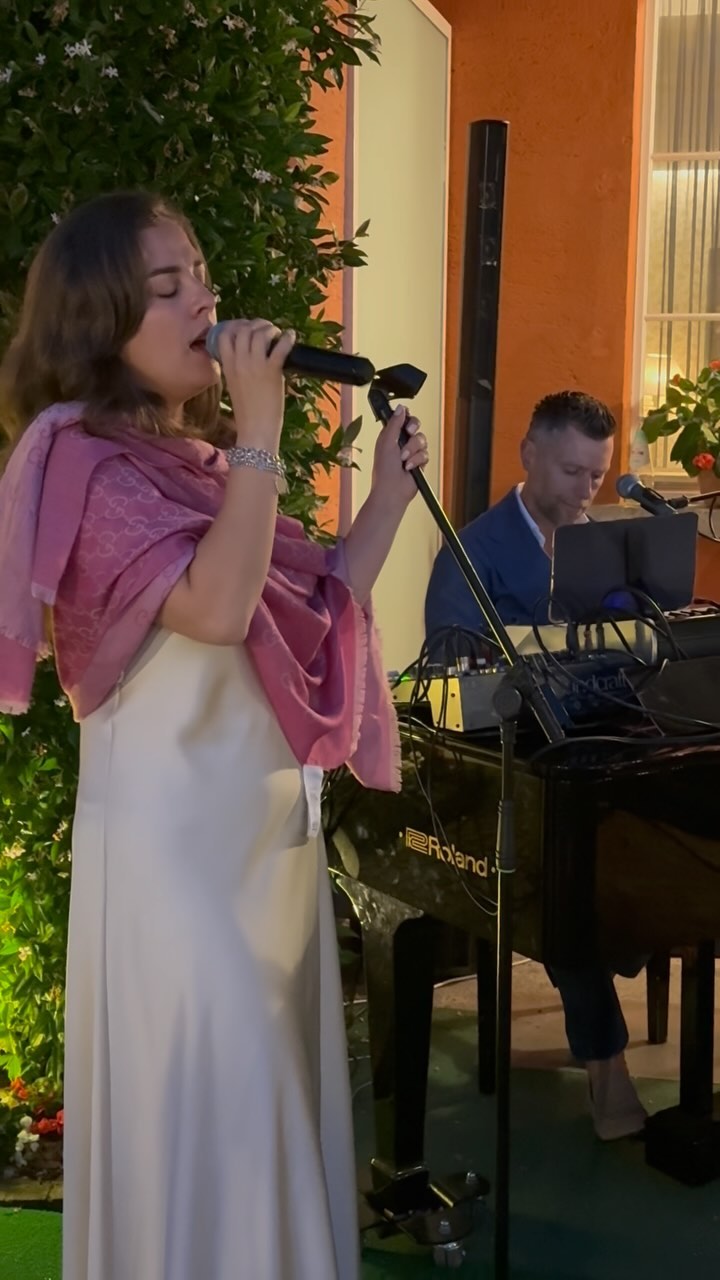 Magic summer nights in @villaprincipeleopoldoRoberto & Giulia#livemusic#pianist#singer