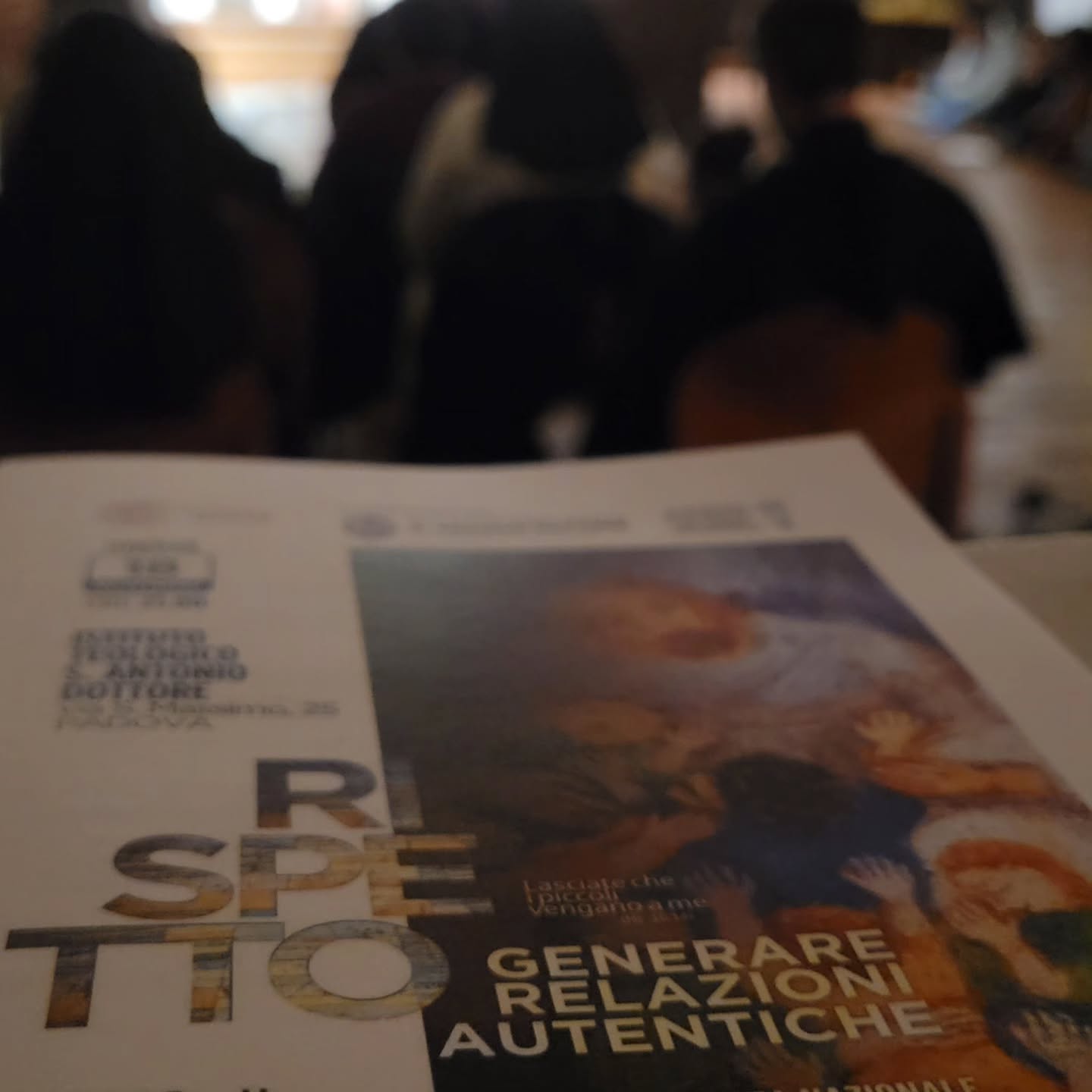 Veglia di preghiera per le vittime e sopravvissuti agli abusi in occasione della quinta giornata nazionale.
Vergogna e dolore, richiesta di perdono, ringraziamento per il coraggio di fratelli e sorelle che hanno gridato il dolore, appello alla conversione personale e comunitaria.
Questi sono stati alcuni dei sentimenti che ci hanno accompagnati questa sera e che abbiamo vissuto in una cappella gremita di molte persone e di tanti giovani.
Possa la nostra Chiesa essere sempre più capace di ascolto, accoglienza, silenzio, e diventare luogo sicuro per ogni persona che cerca il volto di Dio. Veglia di preghiera per le vittime e sopravvissuti agli abusi in occasione della quinta giornata nazionale.
Vergogna e dolore, richiesta di perdono, ringraziamento per il coraggio di fratelli e sorelle che hanno gridato il dolore, appello alla conversione personale e comunitaria.
Questi sono stati alcuni dei sentimenti che ci hanno accompagnati questa sera e che abbiamo vissuto in una cappella gremita di molte persone e di tanti giovani.
Possa la nostra Chiesa essere sempre più capace di ascolto, accoglienza, silenzio, e diventare luogo sicuro per ogni persona che cerca il volto di Dio.