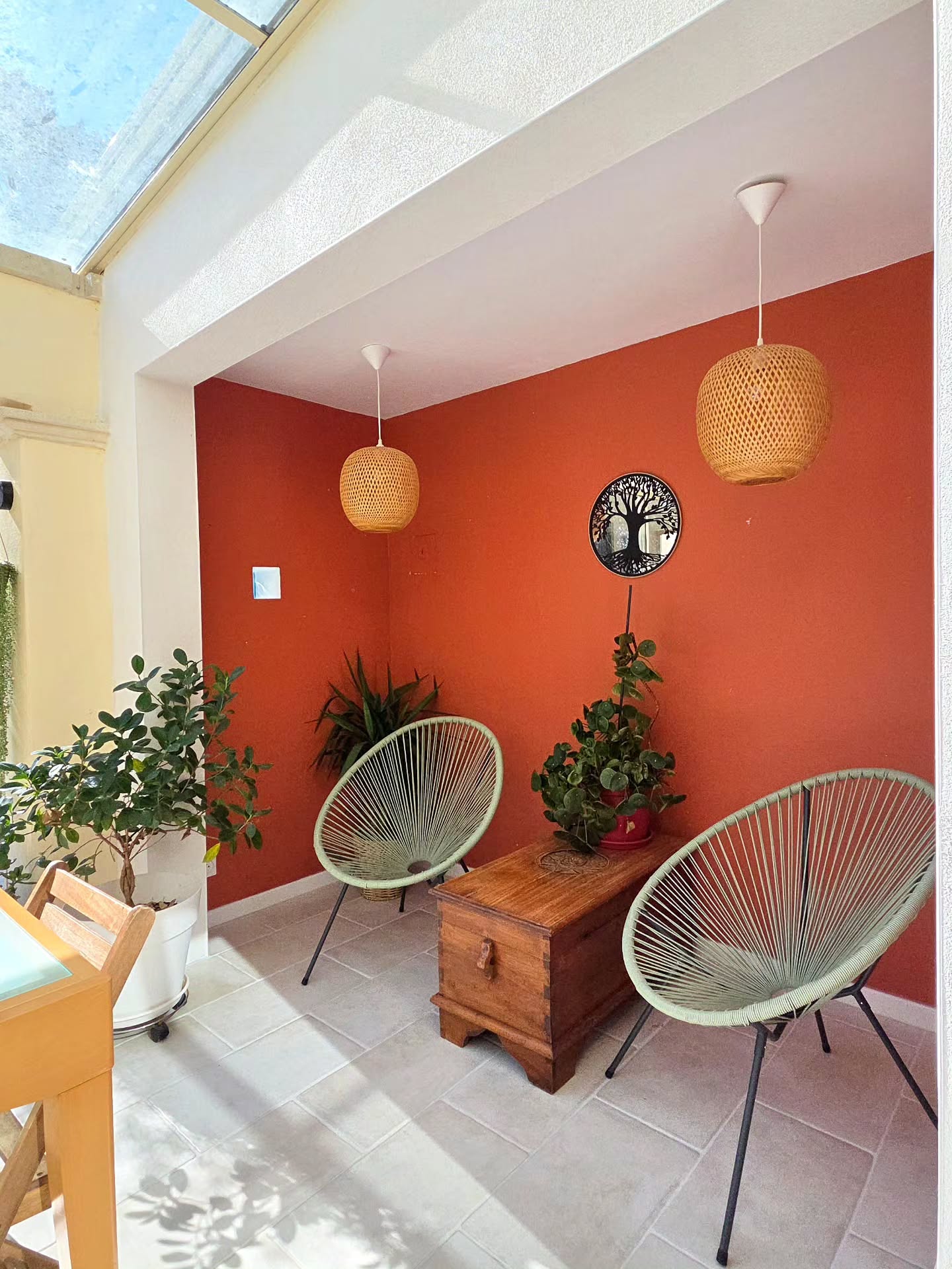 Un coin chill pour ralentir.
La lumière, les plantes, le calme.
Un espace simple pour lire, échanger ou respirer.
#villajema #lieudestage #slowliving #retraitebienetre #suddelafrance