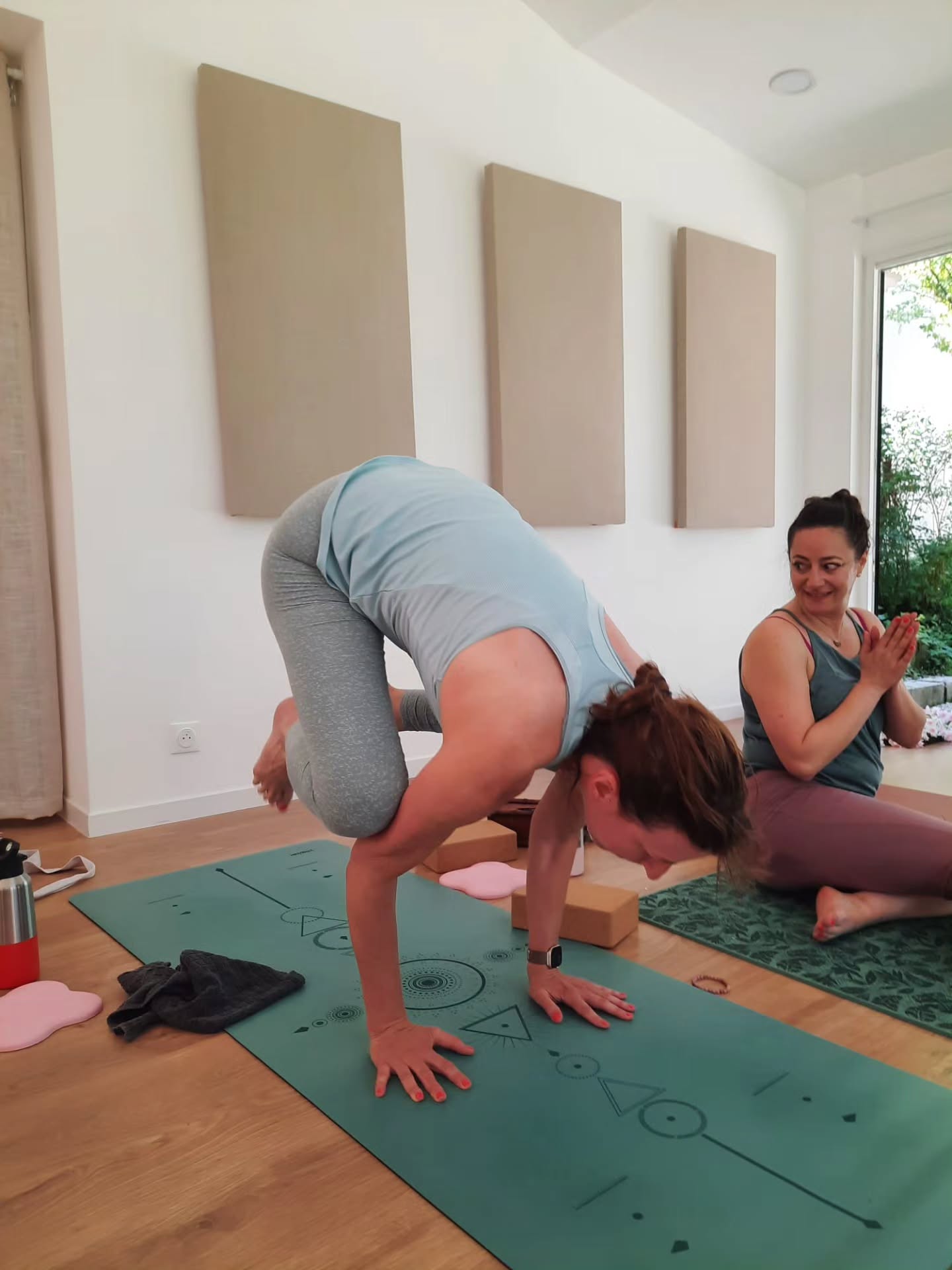 Retour en images sur la dernière retraite Bloom avec Karen @lacabane.yoga.studio
Pendant 4 jours, 9 participantes se sont réunies autour de Karen pour fêter le printemps 🌱 Au programme : pratique du yoga, lien avec la nature avec un bel atelier jardinage guidé par Armelle de la pépinière @lepiedelaplante.
La Villa Jema a accueilli les énergies lumineuses de ce groupe avec des partages, des rires, des émotions et beaucoup de bonne humeur.
Quoi de mieux pour fêter le printemps 🌺 ?
Merci à Karen pour sa confiance renouvelée. Un beau moment comme la Villa Jema aime en accueillir.