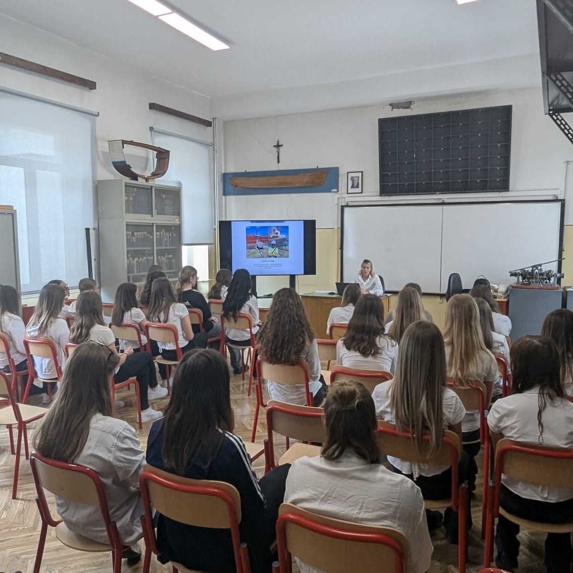 🇮🇹 La nostra socia Pamela Godnig è intervenuta presso l’Istituto Nautico “Tomaso di Savoia Duca di Genova – L. Galvani”, portando la sua testimonianza di donna che opera in un settore ancora oggi prevalentemente maschile.
Un’occasione preziosa per raccontare alle studentesse e agli studenti le sfide e le opportunità offerte dal mondo marittimo, condividendo anche la missione e le attività di WISTA Italy.
L’incontro ha suscitato grande interesse, dando vita a un vivace confronto con ragazze, ragazzi e docenti, che hanno partecipato con domande, riflessioni e curiosità sul futuro delle professioni del mare.
Siamo particolarmente felici che da questo dialogo siano emerse idee e proposte per future collaborazioni con l’Istituto, nella convinzione che avvicinare le nuove generazioni al settore marittimo sia fondamentale per costruire un futuro più inclusivo e ricco di opportunità.
Grazie Pamela per aver portato la voce di WISTA Italy e per aver ispirato le professioniste e i professionisti di domani.
#WISTAItaly #professionistedelmare
🇬🇧 Our member Pamela Godnig recently spoke at the “Tomaso di Savoia Duca di Genova – L. Galvani” Nautical Institute, sharing her experience as a woman working in a sector that is still largely male-dominated.
It was a valuable opportunity to discuss the challenges and opportunities offered by the maritime industry, while also presenting the mission and activities of WISTA Italy.
The session generated great interest and led to an engaging discussion with students and teachers, who actively participated with questions, reflections and ideas about the future of maritime careers.
We are especially pleased that the meeting sparked ideas for future collaboration with the Institute, reinforcing our belief that engaging younger generations is key to building a more inclusive and dynamic maritime sector.
Thank you, Pamela, for representing WISTA Italy and inspiring the next generation of maritime professionals.
#wistainternational #womenwhomovetheworld