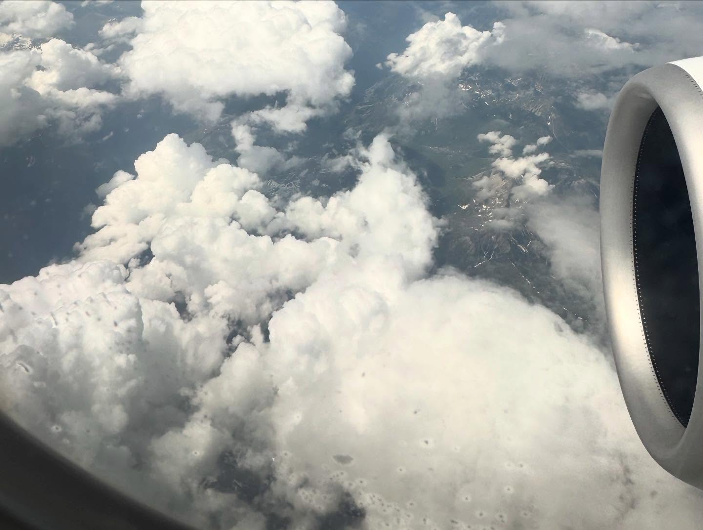 … e dopo un giretto ad Amsterdam ritorno a casa insieme a un nuovo componente della famiglia: Nikolaas, che mi scruta mentre aggiorno il mio diario di viaggio ✈️
—-
… and after a quick trip to Amsterdam, I’m heading home with a new family member: Nikolaas, who is watching me closely as I update my travel journal ✈️
#amsterdam #backhome #klm #perchébolognaèunaregola #volareohoh