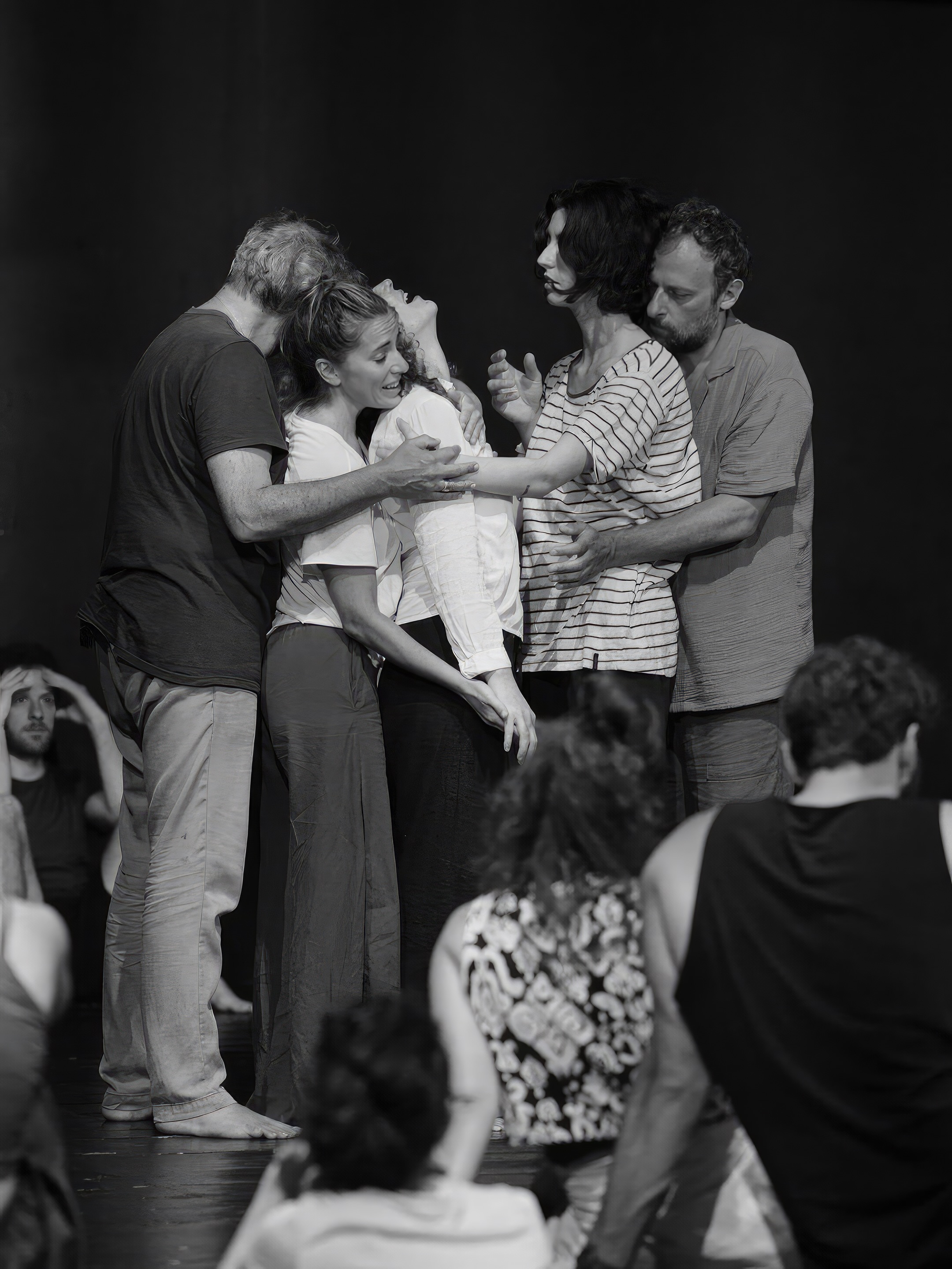 Per il terzo anno consecutivo, a @sala_maddalena, torna Paolo Li Volsi con il suo laboratorio di improvvisazione teatrale: Operazione M.A.N.G.O. (dal 25 al 29 agosto 2026)
Un gruppo può diventare un unico organismo, senza bisogno di mettersi d’accordo con le parole?
È da questa domanda che prende forma il lavoro: un percorso intensivo che parte dal vuoto e dalla consapevolezza di sé, attraversa ascolto, energia, immagini poetiche e parola, fino a sviluppare una capacità di improvvisazione collettiva, in cui il gruppo si muove come un unico organismo.
Il laboratorio è aperto a tutti: attrici e attori professionisti, allievi, amatori e semplici appassionati.
Da oltre vent’anni Paolo Li Volsi collabora con artisti come Paolo Fresu, Stefano Bollani, Tindaro Granata e Carrozzeria Orfeo.
Candidature aperte fino al 10 agosto.
📍 Tutte le informazioni su www.carrozzeriaorfeo.it o nel link in Bio
ph @_performingartsphotography
#workshop #laboratorio #improvvisazione #paololivolsi #carrozzeriaorfeo