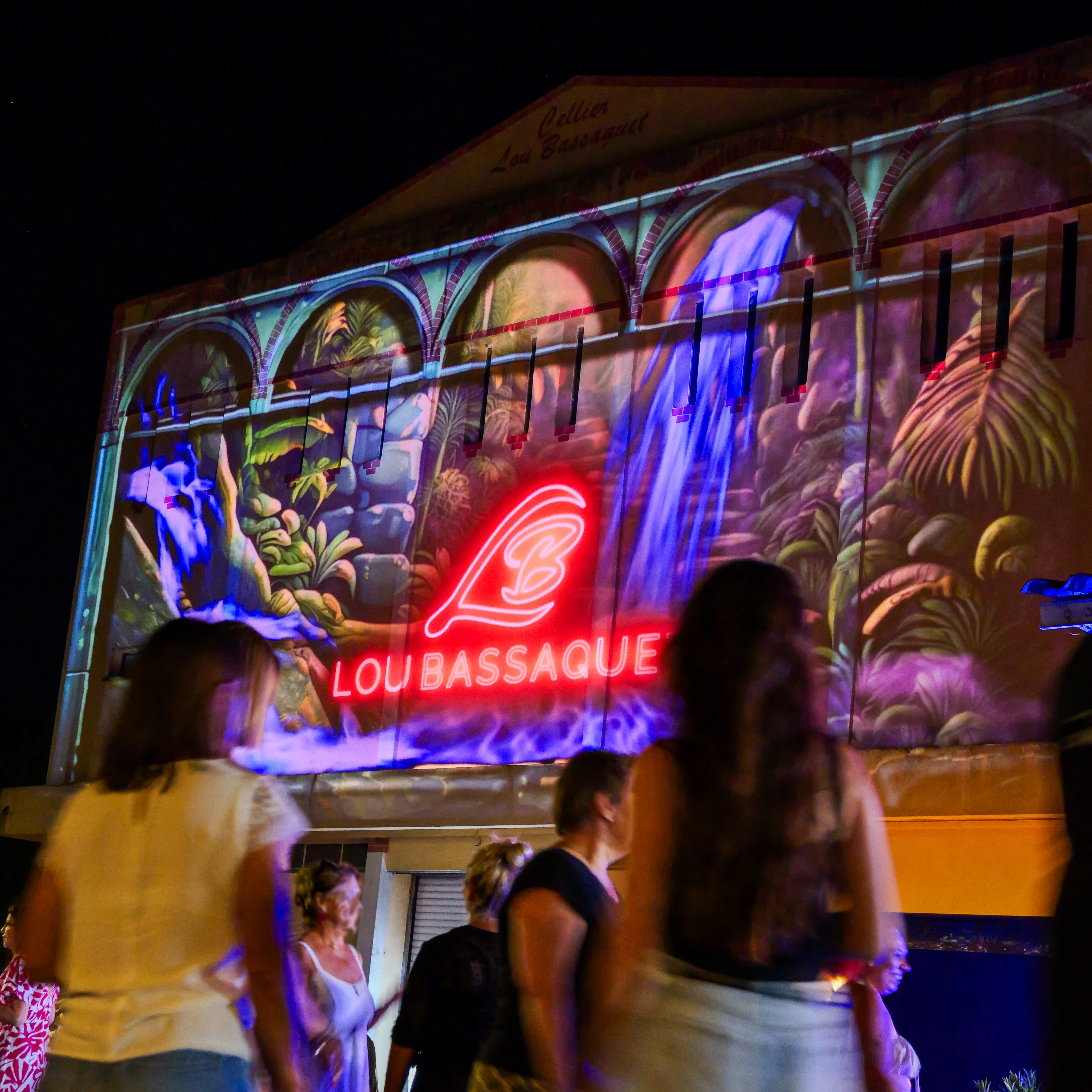La façade de Lou Bassaquet a ouvert un passage vers une oasis tropicale grâce au mapping vidéo.
🦩Flamants roses, cascades, couleurs vibrantes...
🍸de quoi se rafraichir avec un cocktail en immersion.
#trets #loubassaquet #evenementiel #artnumerique