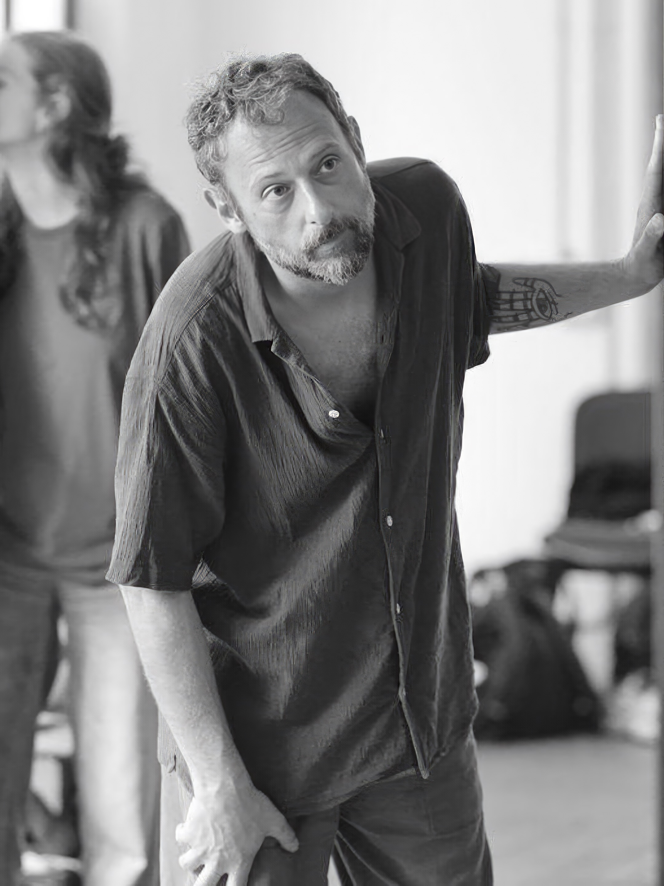 Per il terzo anno consecutivo, a @sala_maddalena, torna Paolo Li Volsi con il suo laboratorio di improvvisazione teatrale: Operazione M.A.N.G.O. (dal 25 al 29 agosto 2026)
Un gruppo può diventare un unico organismo, senza bisogno di mettersi d’accordo con le parole?
È da questa domanda che prende forma il lavoro: un percorso intensivo che parte dal vuoto e dalla consapevolezza di sé, attraversa ascolto, energia, immagini poetiche e parola, fino a sviluppare una capacità di improvvisazione collettiva, in cui il gruppo si muove come un unico organismo.
Il laboratorio è aperto a tutti: attrici e attori professionisti, allievi, amatori e semplici appassionati.
Da oltre vent’anni Paolo Li Volsi collabora con artisti come Paolo Fresu, Stefano Bollani, Tindaro Granata e Carrozzeria Orfeo.
Candidature aperte fino al 10 agosto.
📍 Tutte le informazioni su www.carrozzeriaorfeo.it o nel link in Bio
ph @_performingartsphotography
#workshop #laboratorio #improvvisazione #paololivolsi #carrozzeriaorfeo