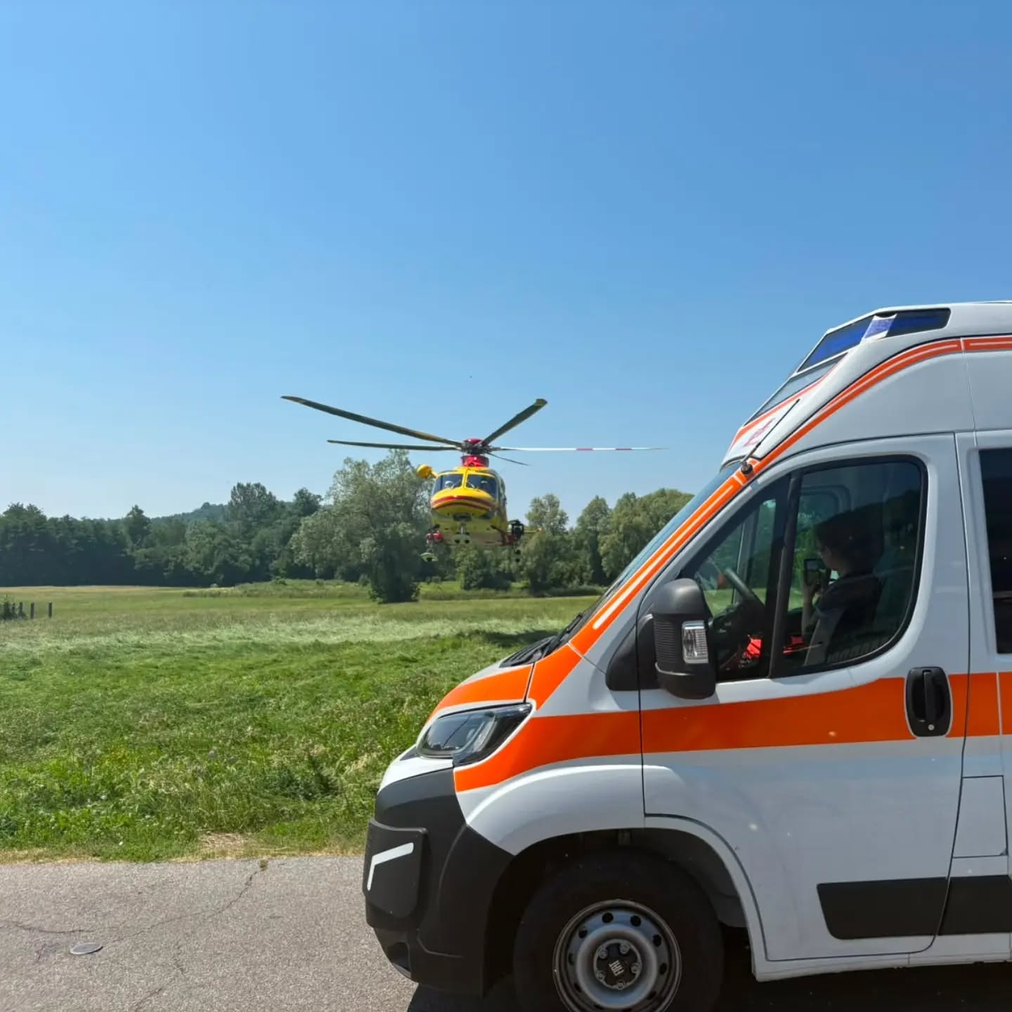 > Dalla terra e dal cielo,
sempre pronti ad aiutarvi <
🚑🤝🏼🚁
#elisoccorso #sosdeilaghi #soccorso #volontari118