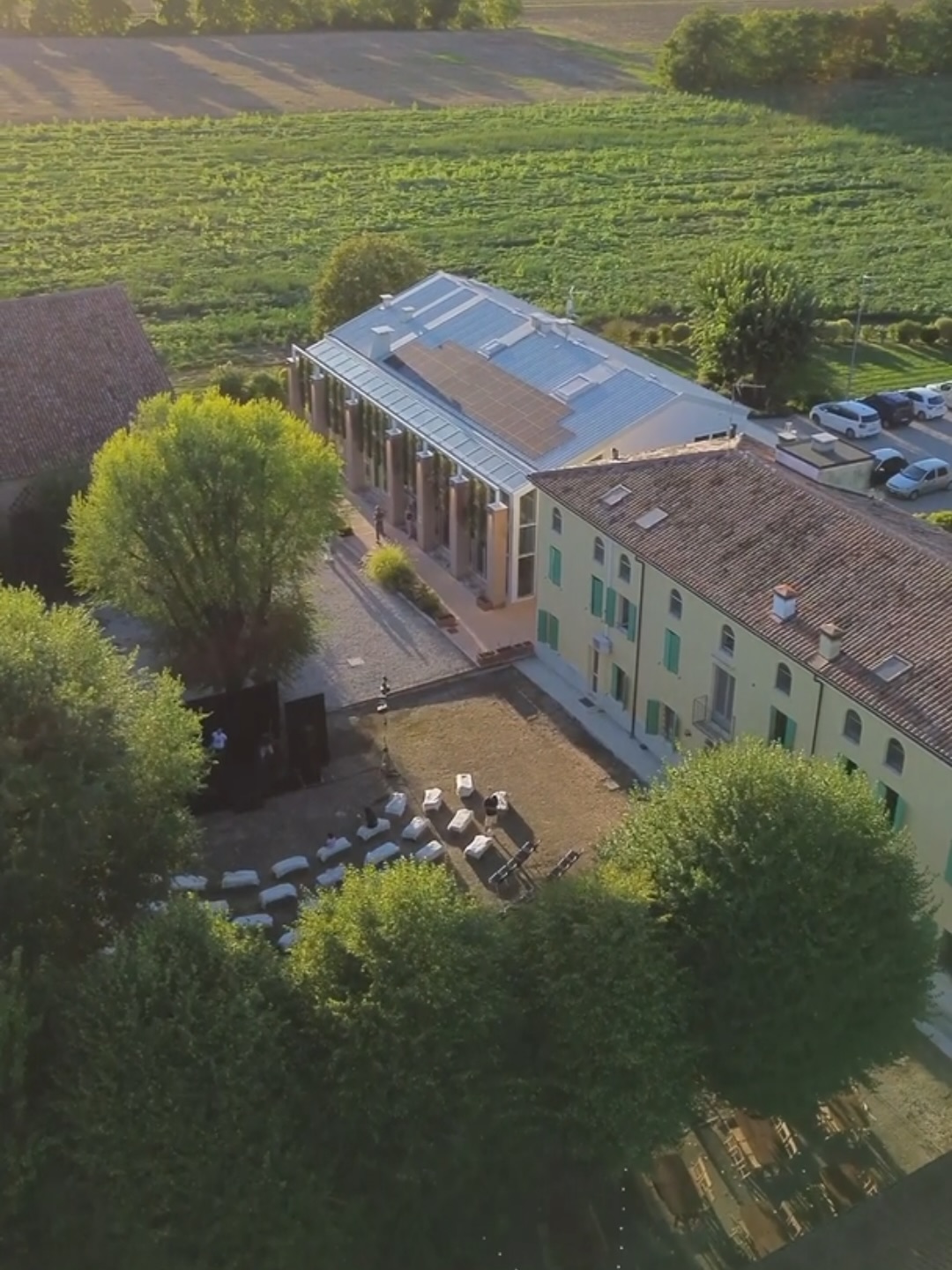 Il 29 agosto torna il nostro appuntamento di (quasi) fine estate: il CARROZZERIA ORFEO FARM PARTY 2026!
Nell’attesa, ripercorriamo con qualche immagine la festa dell’anno scorso.
Qui il programma di quest'anno:
🍕 dalle 19.30 – PIZZATA SULL’AIA
con BioPizza
ore 21.00 – FIGURINI
uno spettacolo di Mumble Teatro
di e con Marco Continanza e Davide Marranchelli
ore 22.15 – TRIO RISTOCCIA IN CONCERTO
Musica Folk miscelata da sonorità mediterranee
🎟 Ingresso 10 €
pizza e bevande escluse
📍 Corte Maddalena – Via Pilla 53, Curtatone (MN)
Prenotazione consigliata via WhatsApp al 349 1984615.
Ingresso fino a esaurimento posti.
Ci vediamo sull’aia. ❤️
Un evento promosso da CARROZZERIA ORFEO con il patrocinio del Comune di Curtatone in collaborazione con Mantua Farm School, BioPizz e Soc. Coop. Ippogrifo
Per il progetto 4DA, sostenuto da Fondazione Cariplo nell'ambito del programma "Valore della
Cultura".
#carrozzeriaorfeo #orfeofarmparty #farmparty
#mantova #teatro
