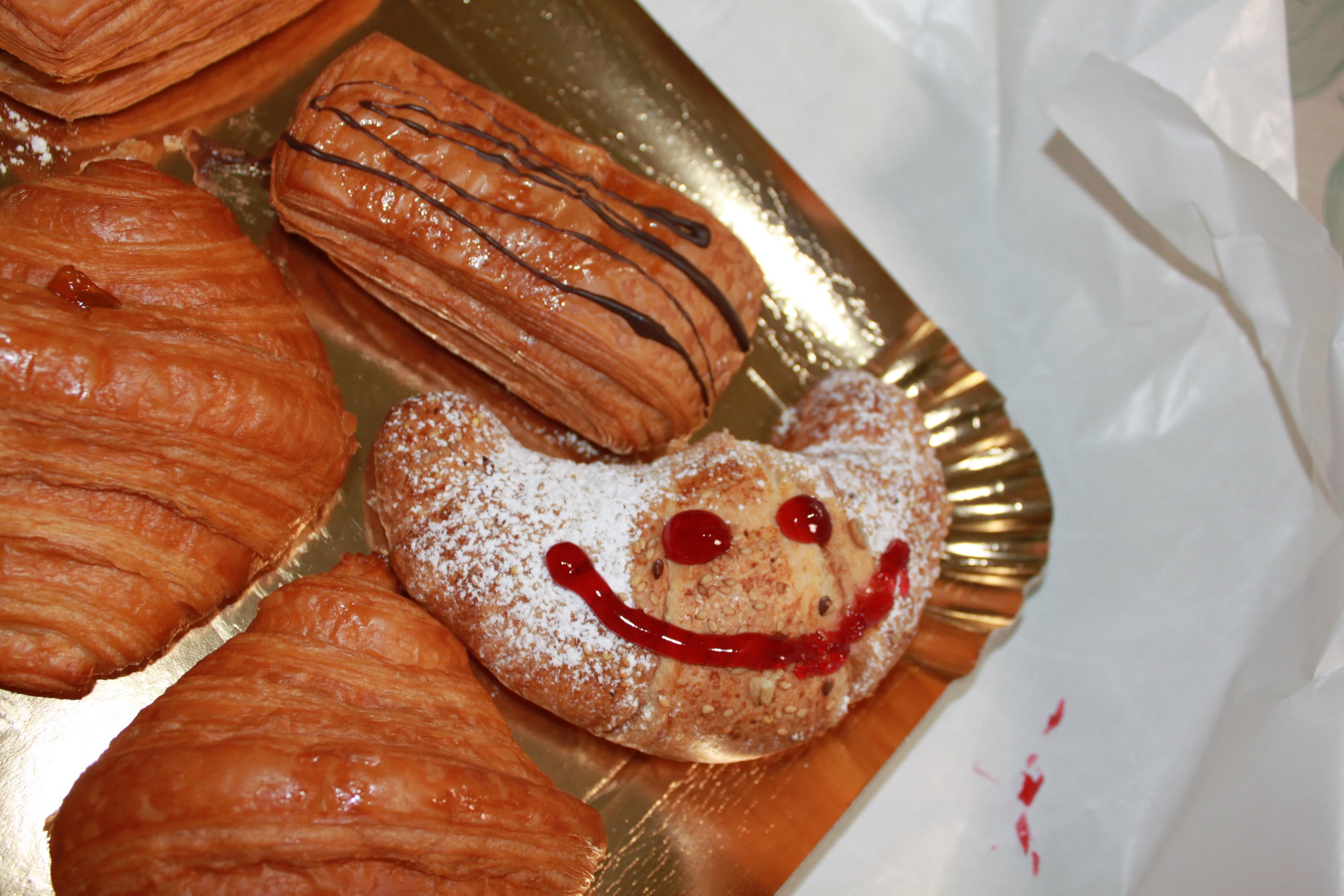 🥐😋Colazione in SOS… ma anche merenda a metà mattina, a metà pomeriggio, a metà della metà della mattina del pomeriggio😂
🥐😋 La gioia di aprire la carta che avvolge il vassoio, contemplare le opzioni e finire con un: “Faccio a metà che assaggio due gusti”😂
🥐😋 Poi c’è chi ha le idee chiare sin da subito, e alla fine qualcuno si accontenta dei quartini lasciati😂
Un sincero ringraziamento a coloro che portano queste delizie!!!🙏🏻
