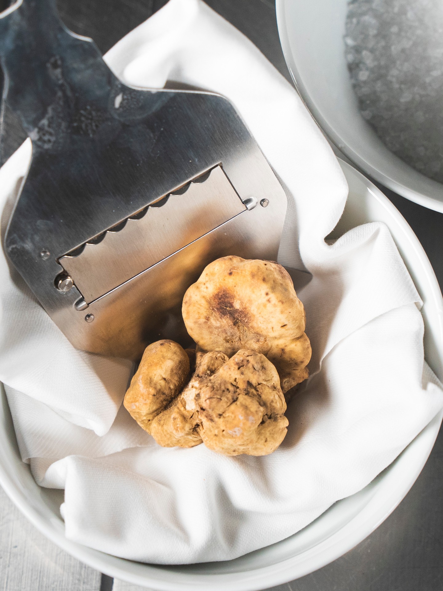 Un ingrediente che non ha bisogno di presentazioni. Il suo profumo racconta già tutto. 🤍
Il tartufo bianco è una delle espressioni più preziose della cucina italiana: intenso, elegante e inconfondibile. Bastano poche lamelle, tagliate sottilissime, per trasformare un piatto e completarlo con il suo aroma caratteristico.
Una materia prima da trattare con semplicità, lasciandole sempre il ruolo da protagonista.
📩 Info e ordini:
orders@maistafood.ch | info@maistafood.ch
#MaistaFood #TartufoBianco #Tartufo #CucinaItaliana #FoodServiceSwitzerland