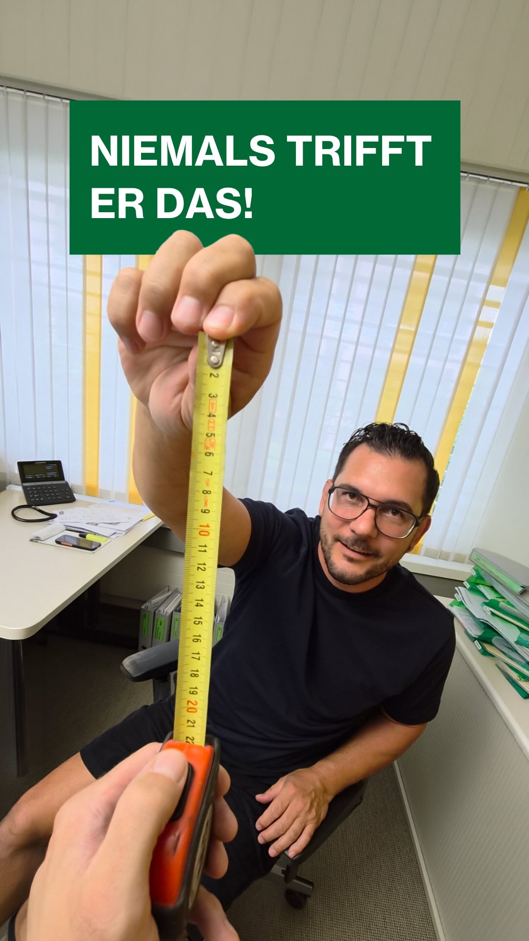 23 cm. Ohne Zahlen. Nur nach Gefühl. 📏
Der Älteste aus dem Büro überrascht alle.
Und auch der Älteste auf der Baustelle stellt sich der Challenge – ganz so genau wollte das Massband bei ihm aber nicht. 😄
Hättest du die 23 cm getroffen? Schreib’s in die Kommentare!