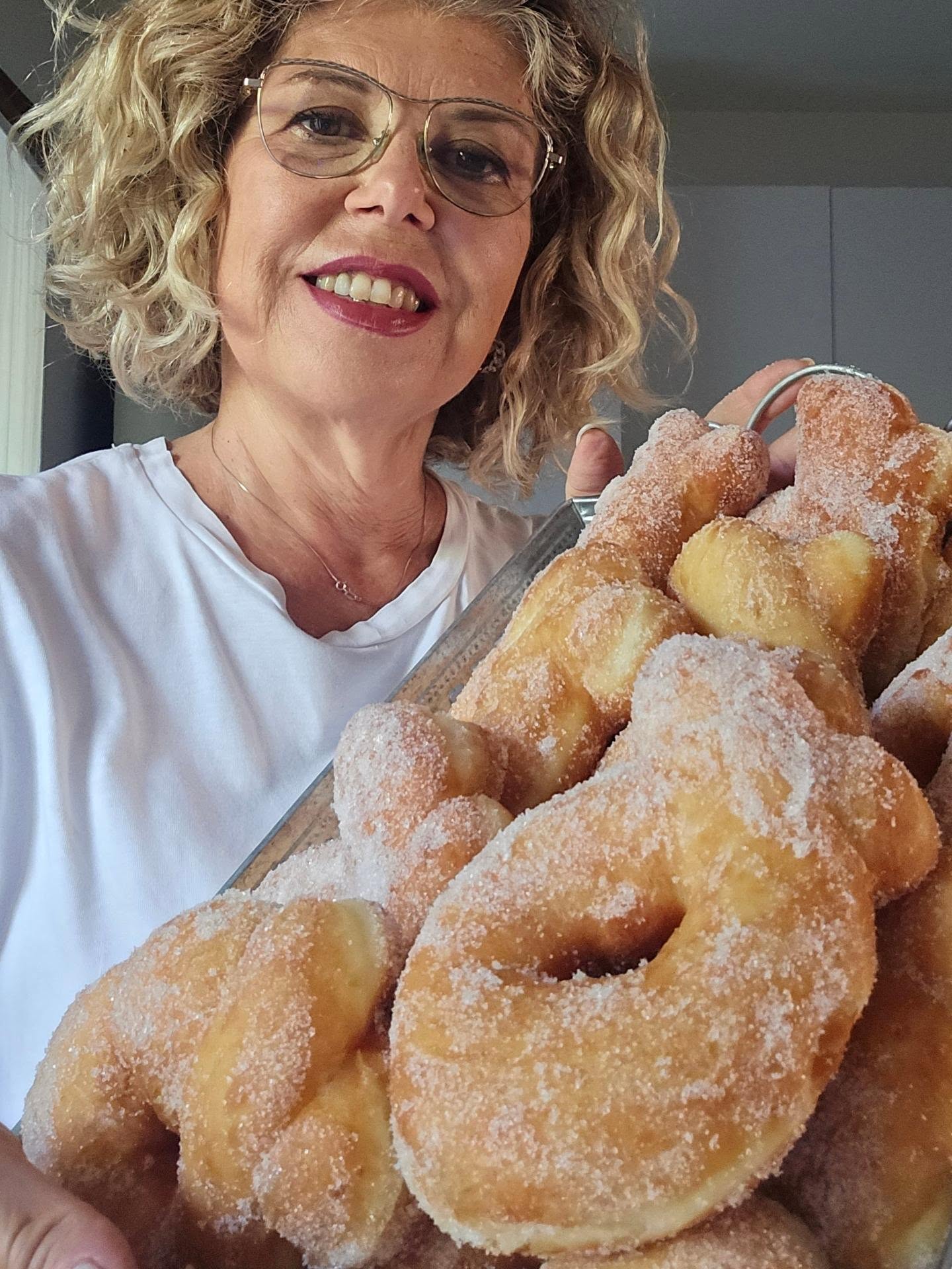 Io e le mie graffe napoletane senza patate.Quale selfie migliore??😂Trovi la ricetta in prima ....